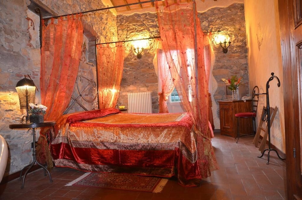 Romantic Studio Suite, 1 Queen Bed, Non Smoking, Garden View photo 3
