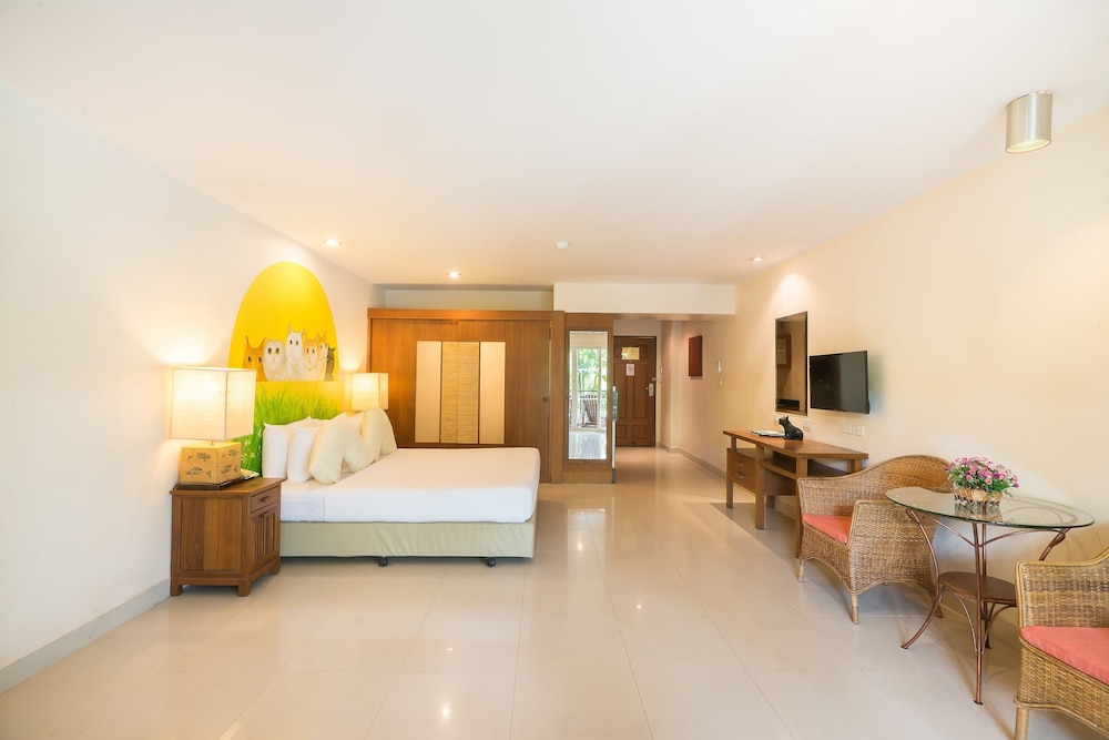 Deluxe Pool Access Room-Pet Friendly - Photo 13