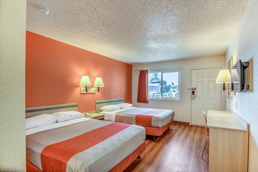 Standard Room, 2 Double Beds, Non Smoking photo 2
