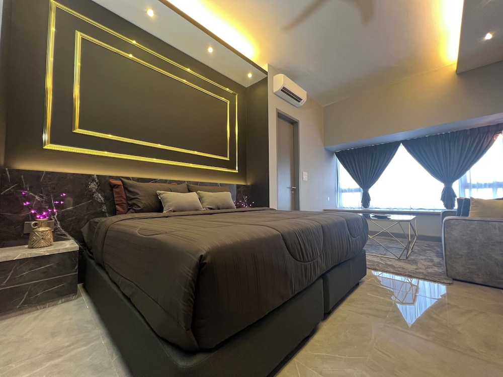 Premium Studio, 1 King Bed, Bathtub, City View