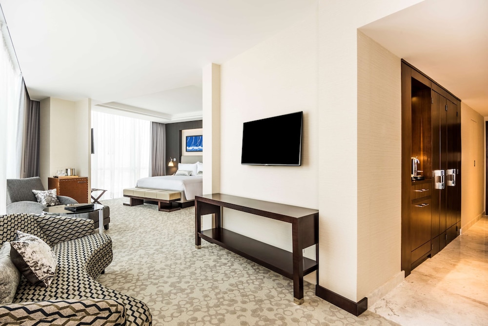 Suite, 1 King Bed photo 2