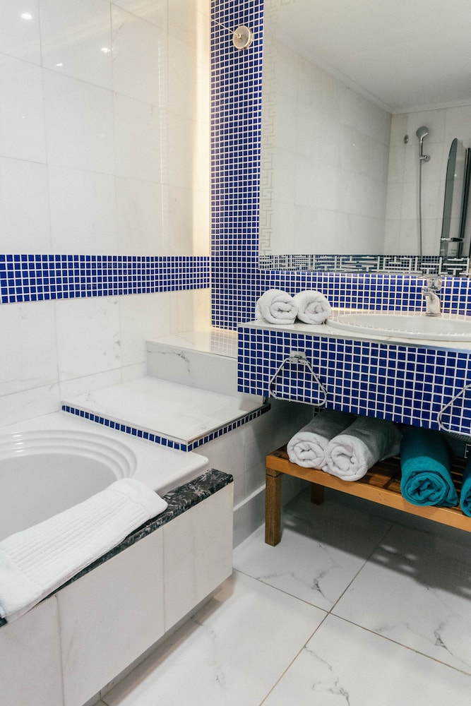 Superior Room with Sea View - Photo 10