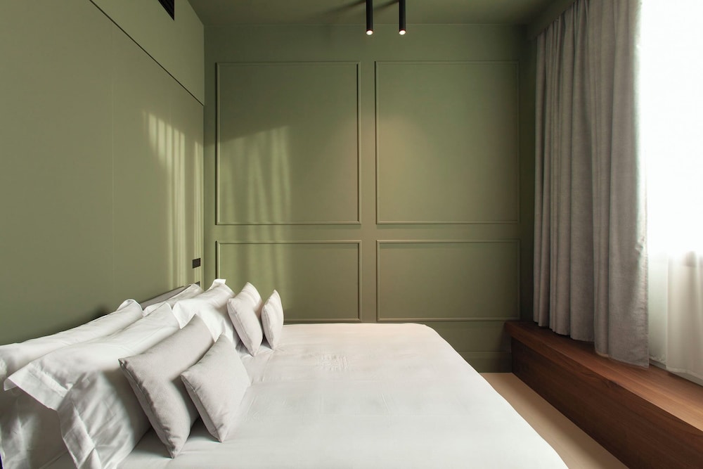 Executive Suite - Photo 2