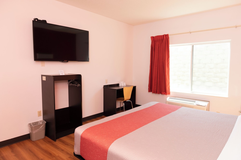 Standard Single Room, 1 King Bed, Accessible Bathtub, Non Smoking photo 3