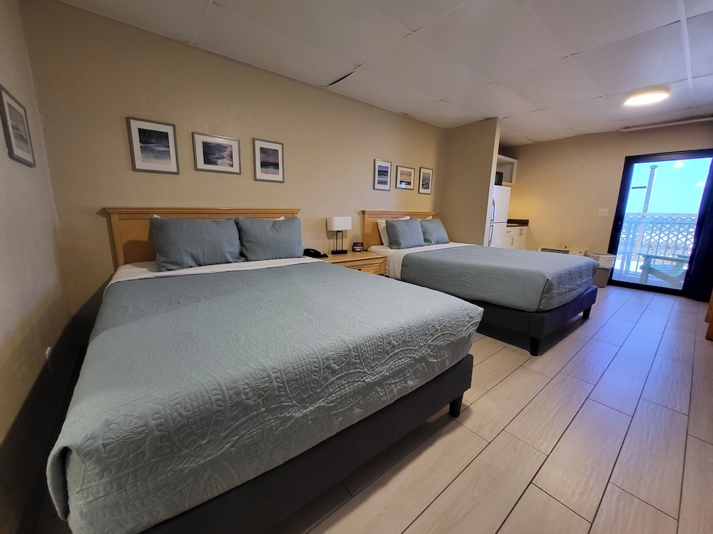 Standard Room, 2 Queen Beds, Kitchenette, Partial Ocean View (Poolside) - Photo 6