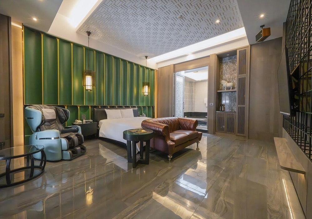 XL-Suite (Check-in after 8PM) photo 1