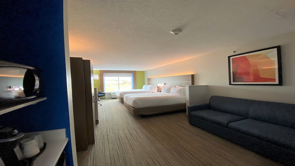Suite, Multiple Beds - Photo 9