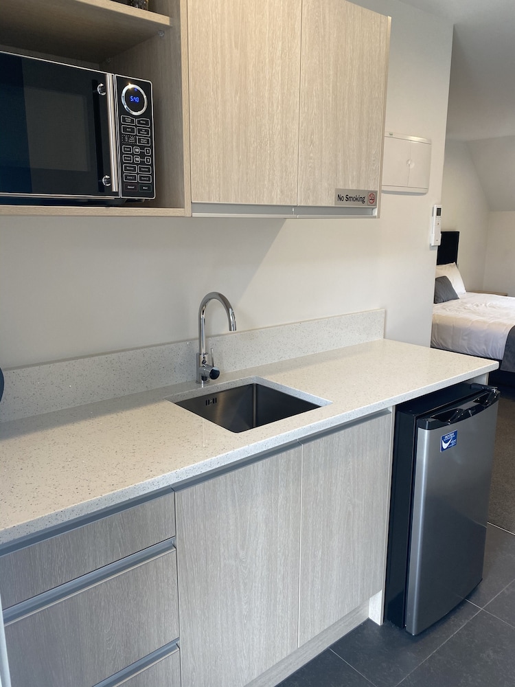 Premium Studio, 1 King Bed, Refrigerator & Microwave (First Floor) thumbnail 5