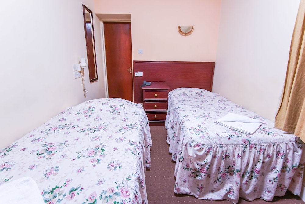 Twin Room (Lower Ground Floor rear) photo 1