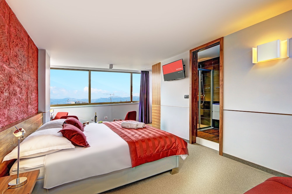 Deluxe Suite,Partial Sea View photo 3