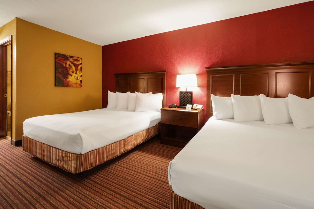 Standard Room, 2 Queen Beds, Non Smoking (Different Bldg) photo 3