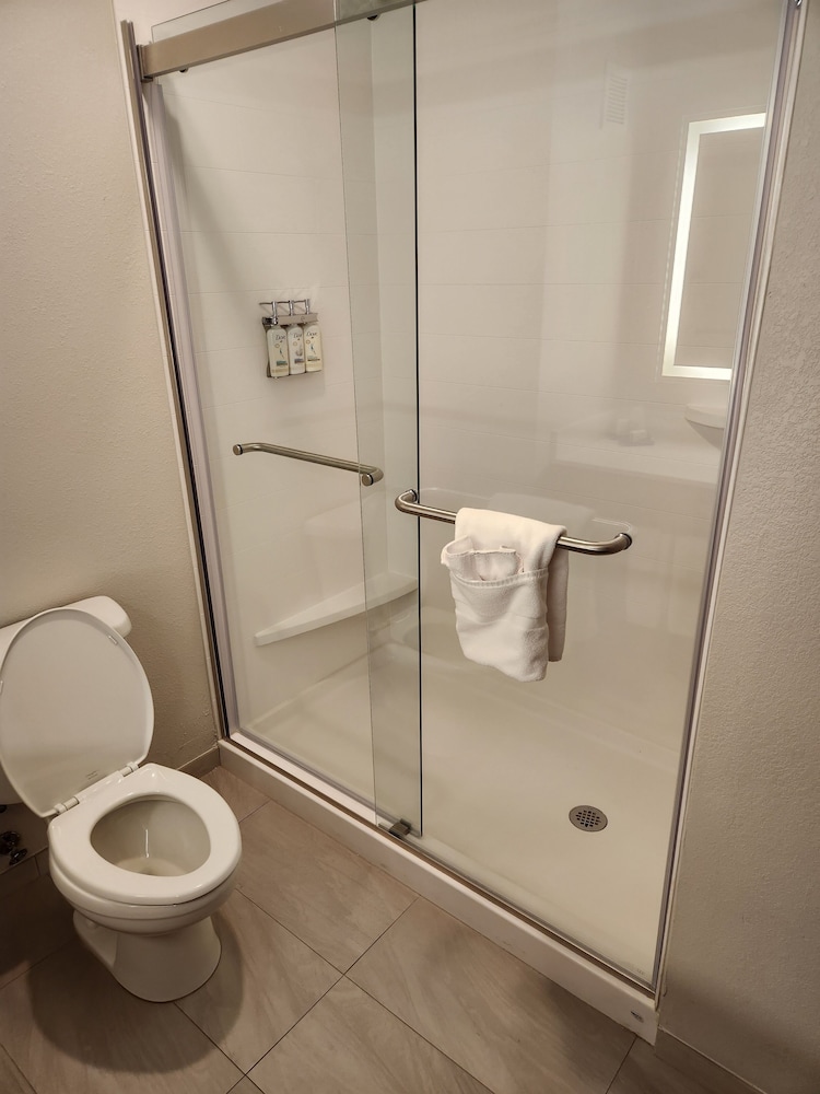 Standard Room, 1 King Bed - Photo 10