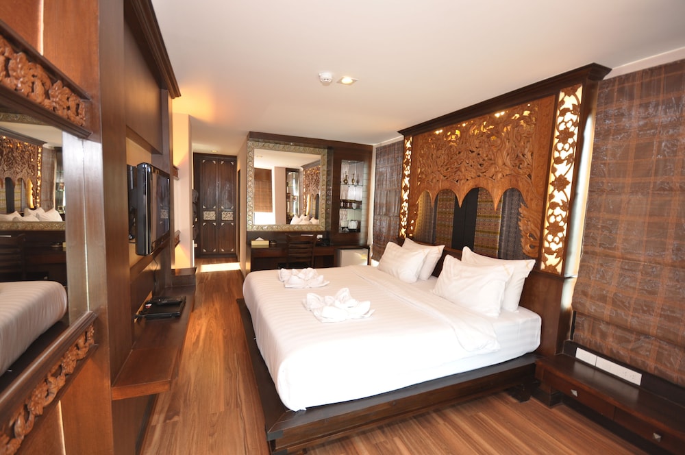 Superior Room, 1 King Bed, Bathtub, City View (No Balcony) photo 1