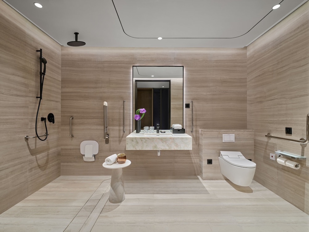 Premium Room, 1 King Bed, Accessible, Balcony