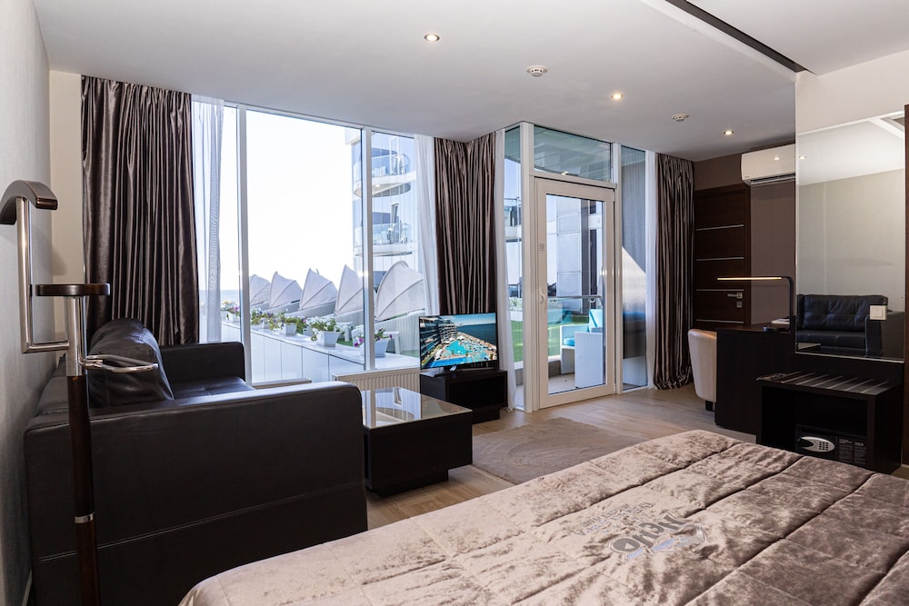 Superior Quadruple Room, 2 Queen Beds, Connecting Rooms, Sea View