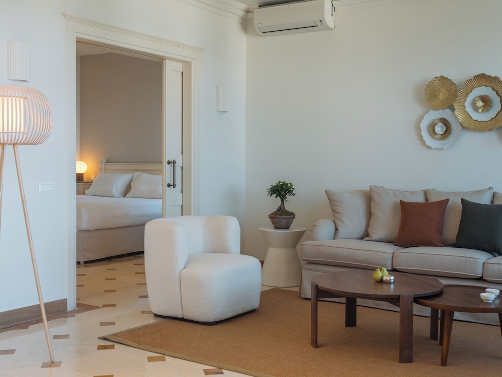 One Bedroom Deluxe Suite - Photo 1
