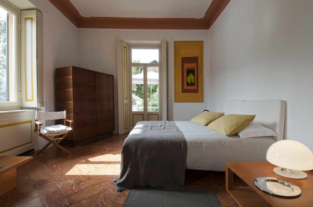 Suite, 1 Queen Bed, Lake View photo 1