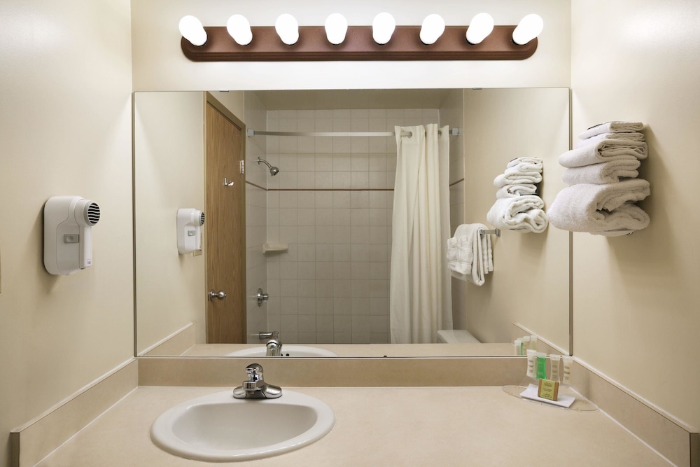 Suite, 1 Queen Bed, Non Smoking, Kitchenette (One-Bedroom) - Photo 4