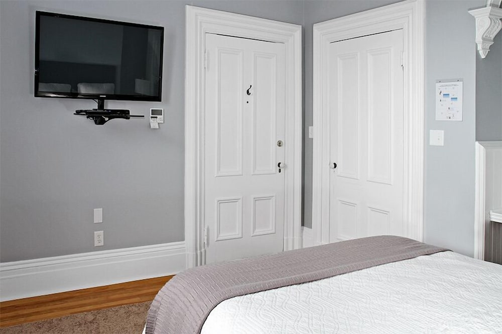 Queen Suite #2 Overlooking Rothesay Road photo 2