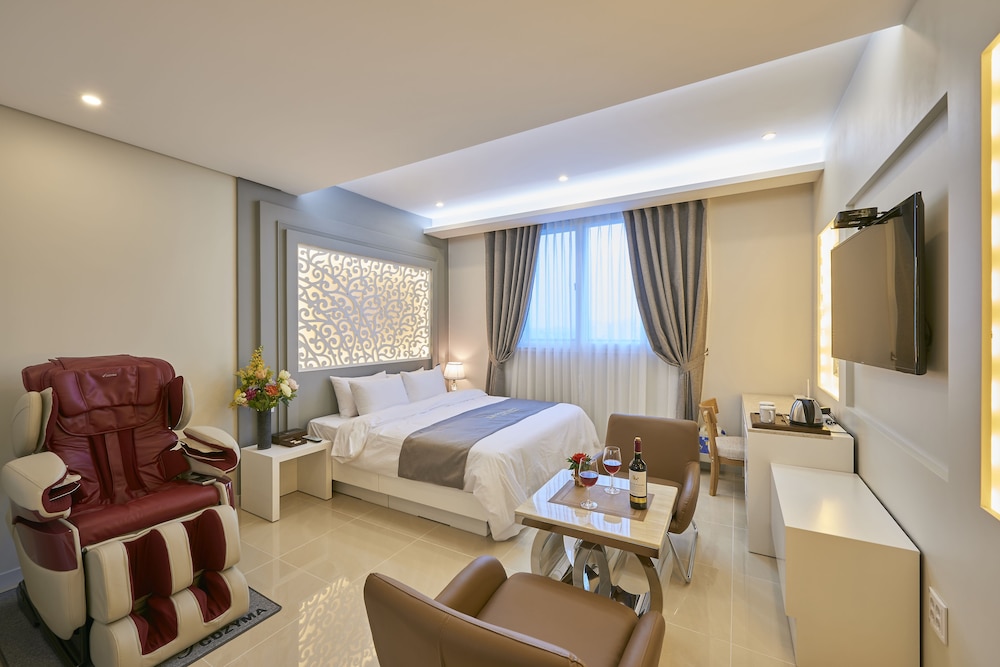 Deluxe Double Room (Styler, Massage Chair) photo 2