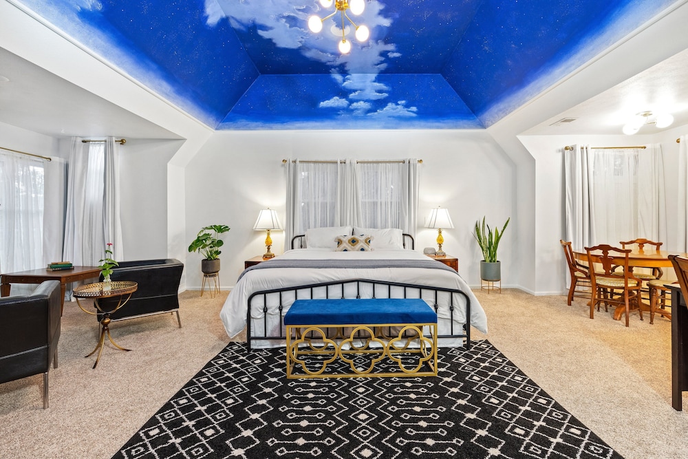 Grand Suite, Multiple Bedrooms, Refrigerator & Microwave, City View