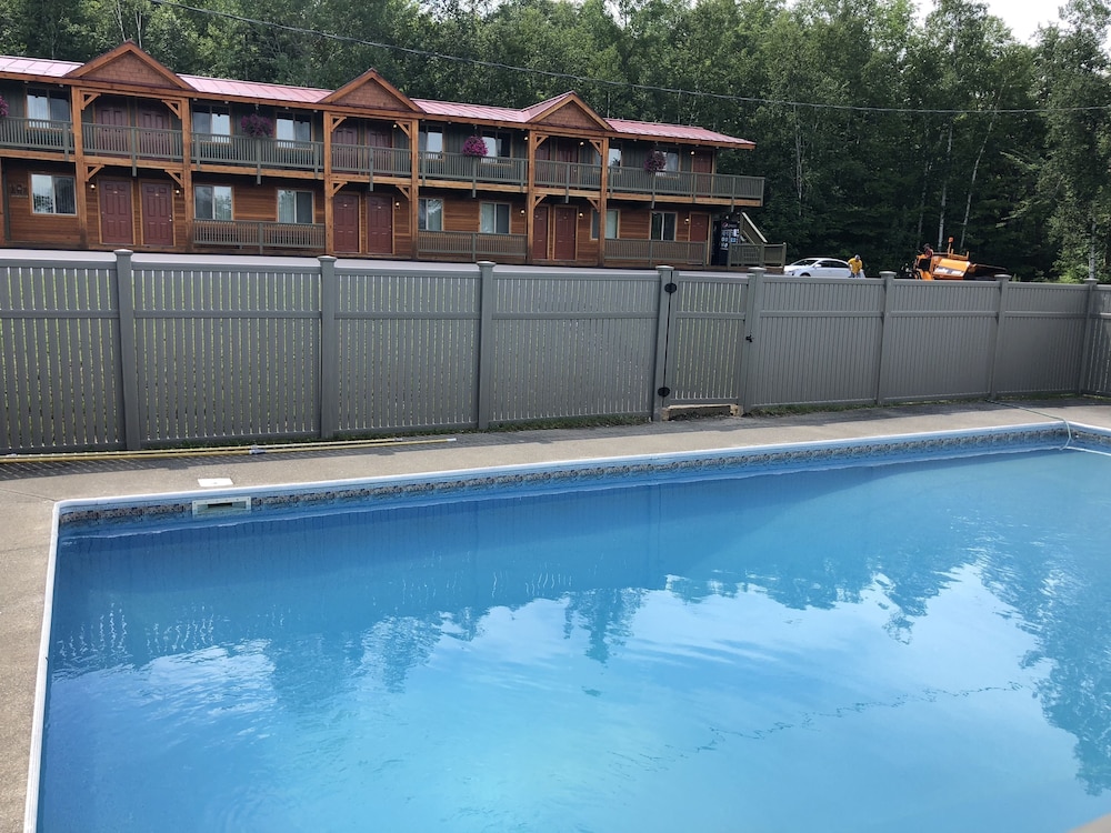 Double Room Single Use, 2 Double Beds, Partial Lake View photo 2
