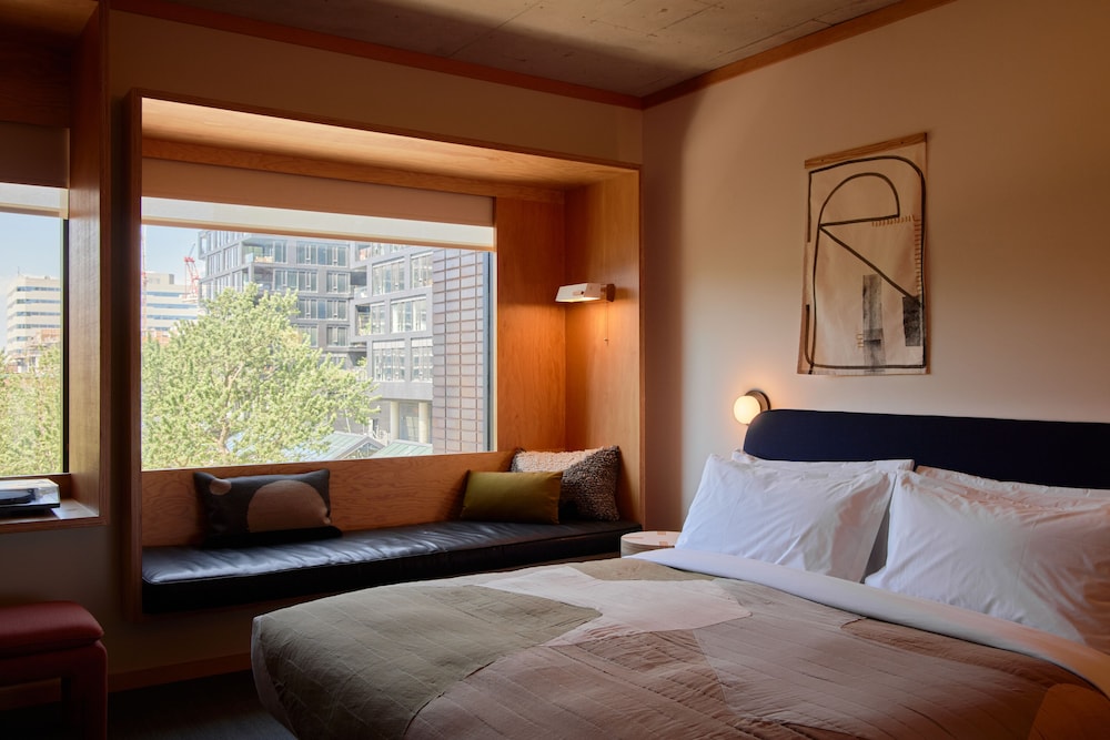 Room (Large) - Photo 1