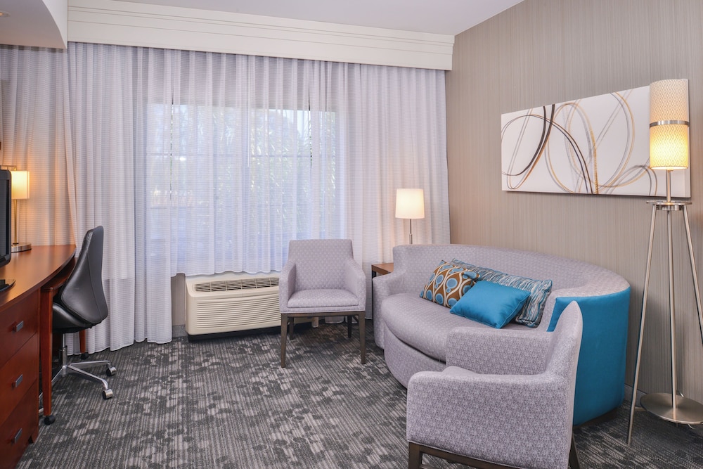Suite, 1 Bedroom - Photo 8