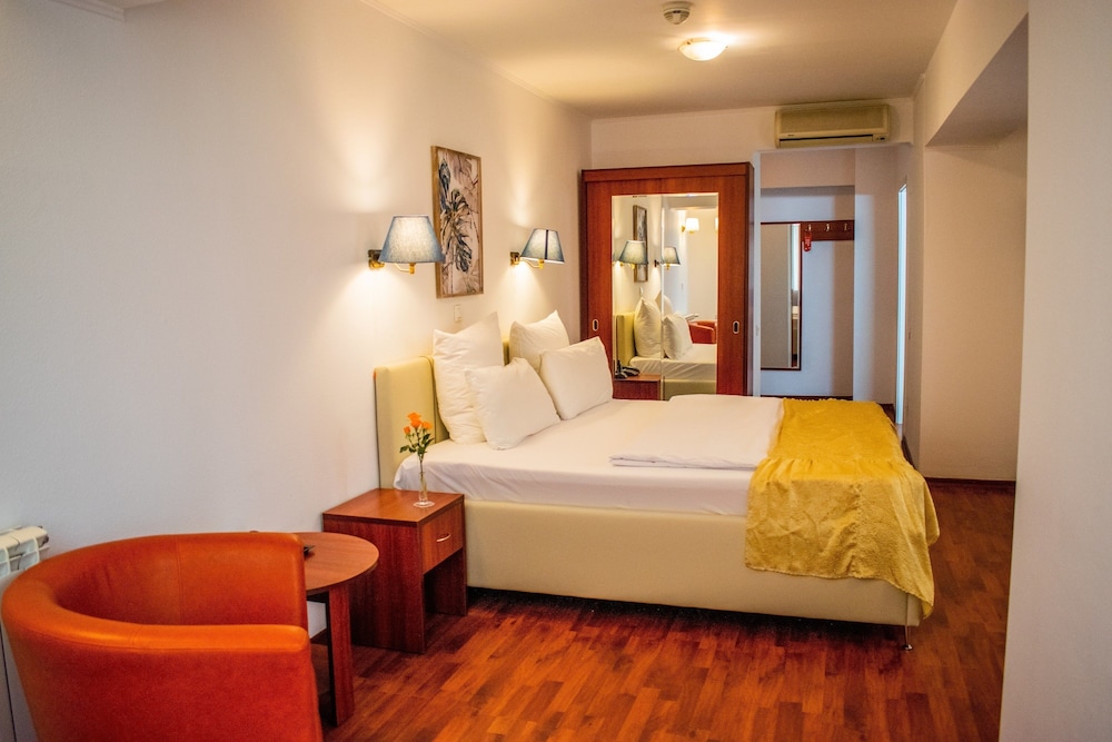 Executive Suite - Photo 7
