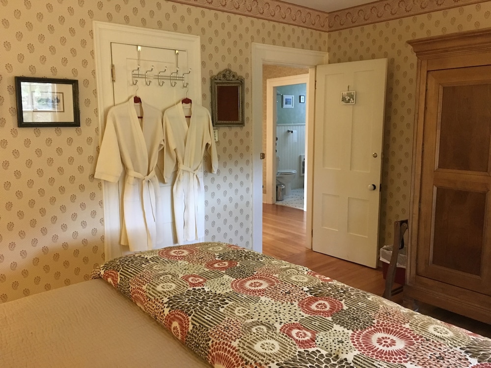 Deluxe Room, 1 King Bed, Jetted Tub (Trillium) photo 2