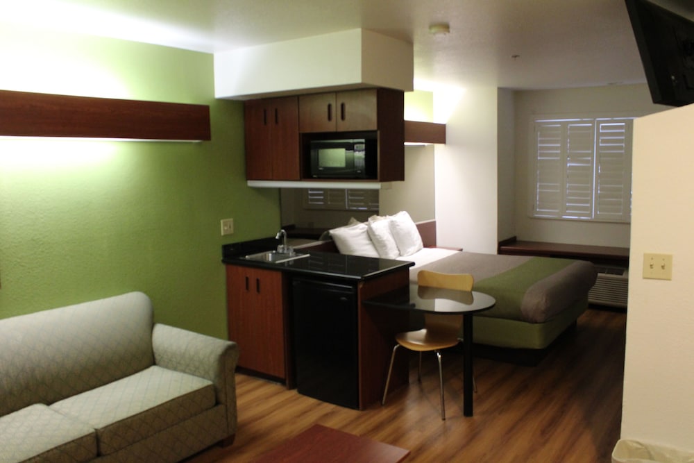 Standard Room, 1 Queen Bed With Sofa Bed, Non Smoking, Refrigerator & Microwave - Photo 2
