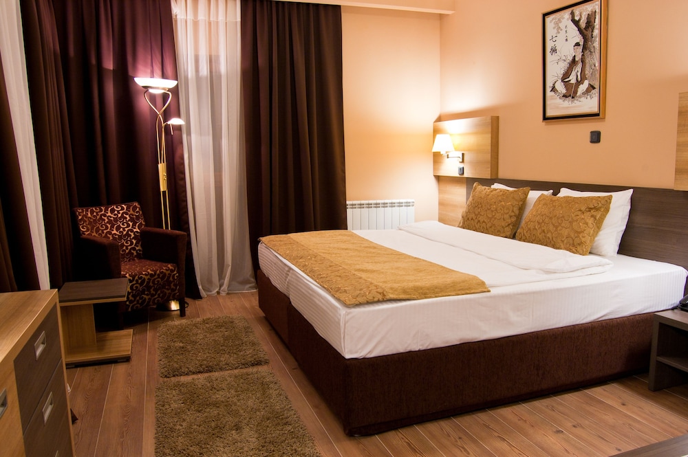 Classic Twin Room, 1 Bedroom, Smoking, Park View photo 3