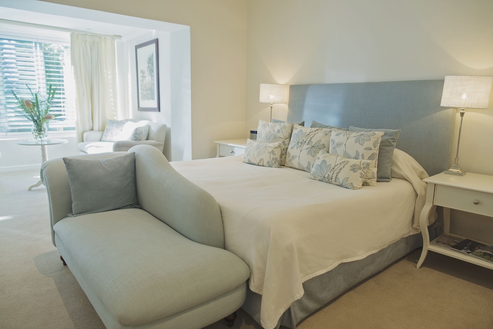 Suite, 1 King Bed, Poolside - Photo 6