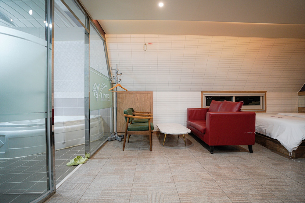 Family Room - Photo 2