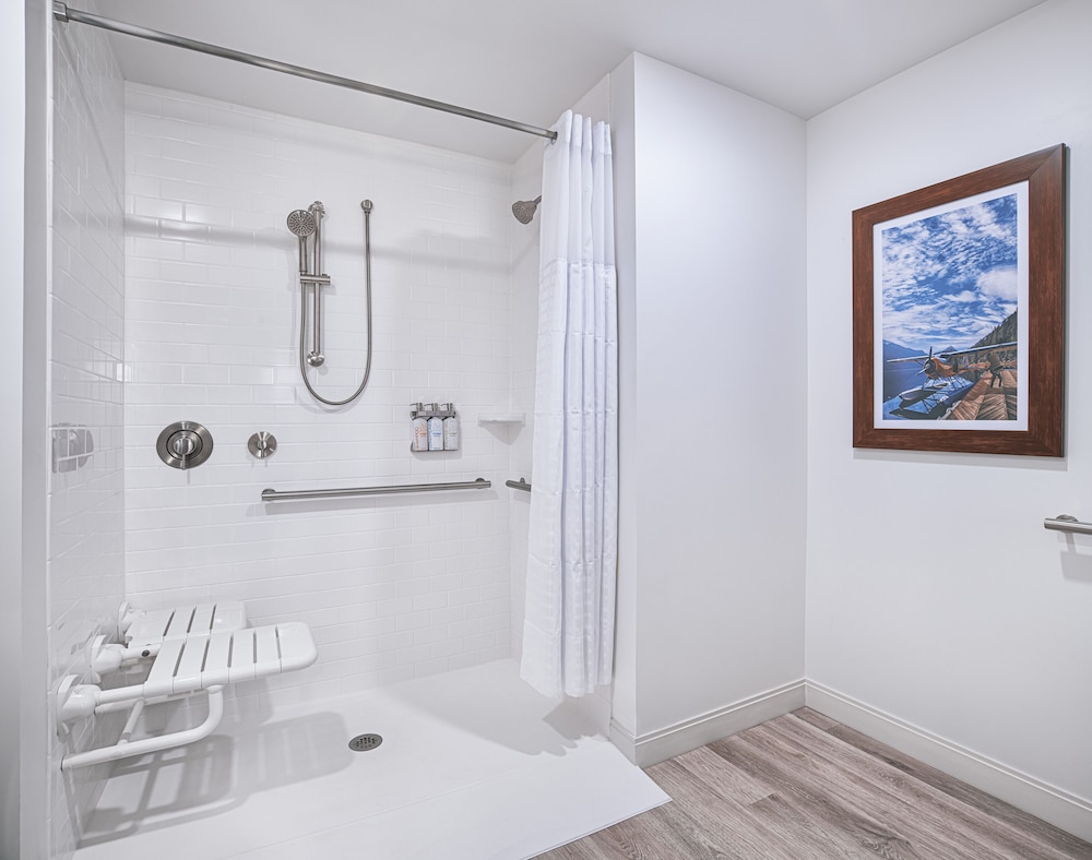 Deluxe Room, 1 King Bed, Accessible photo 2