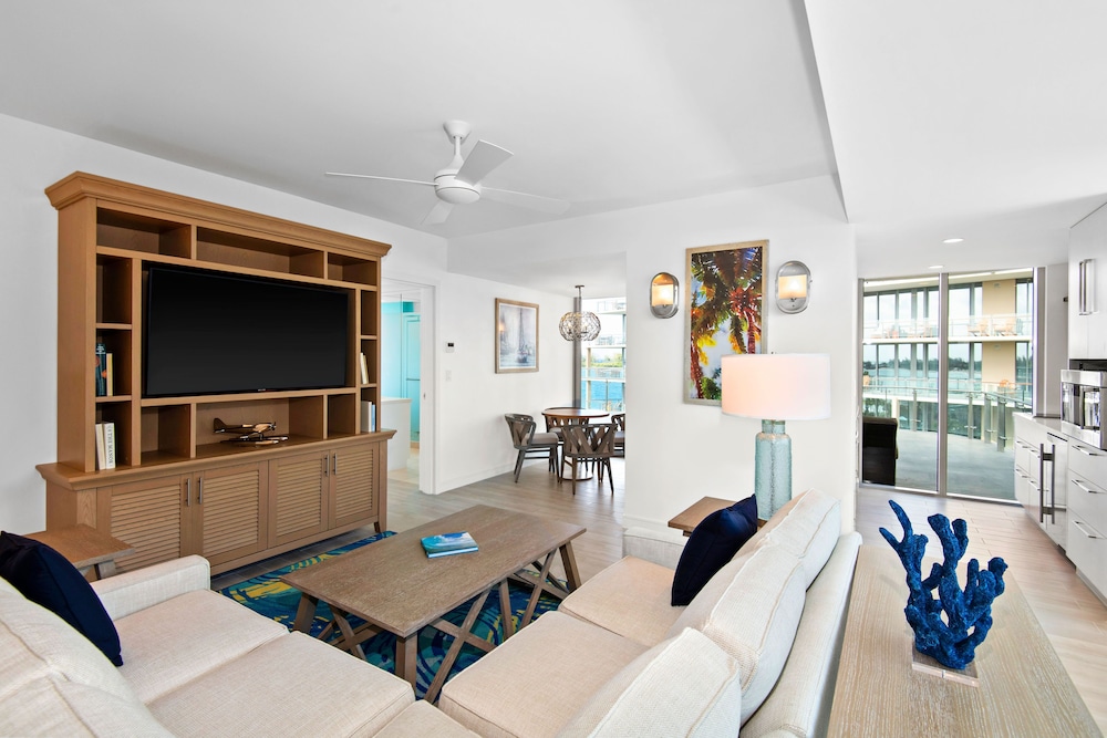 Suite, 1 King Bed with Sofa bed, Kitchen (Marina) photo 2