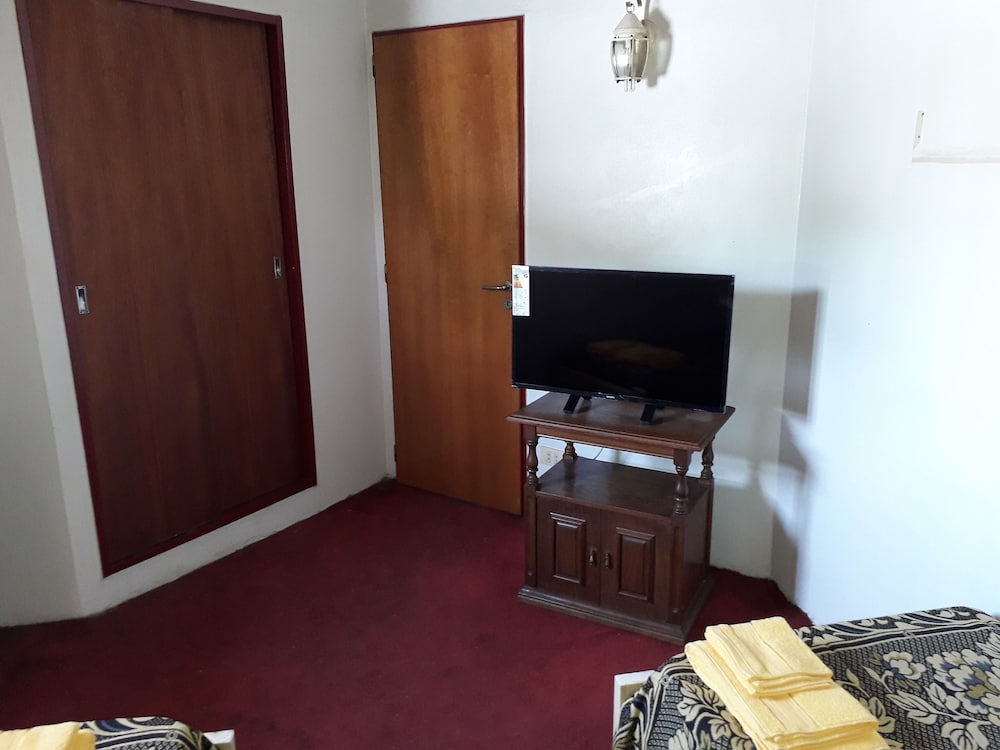 Classic Room, 2 Twin Beds, Non Smoking, Pool View photo 3