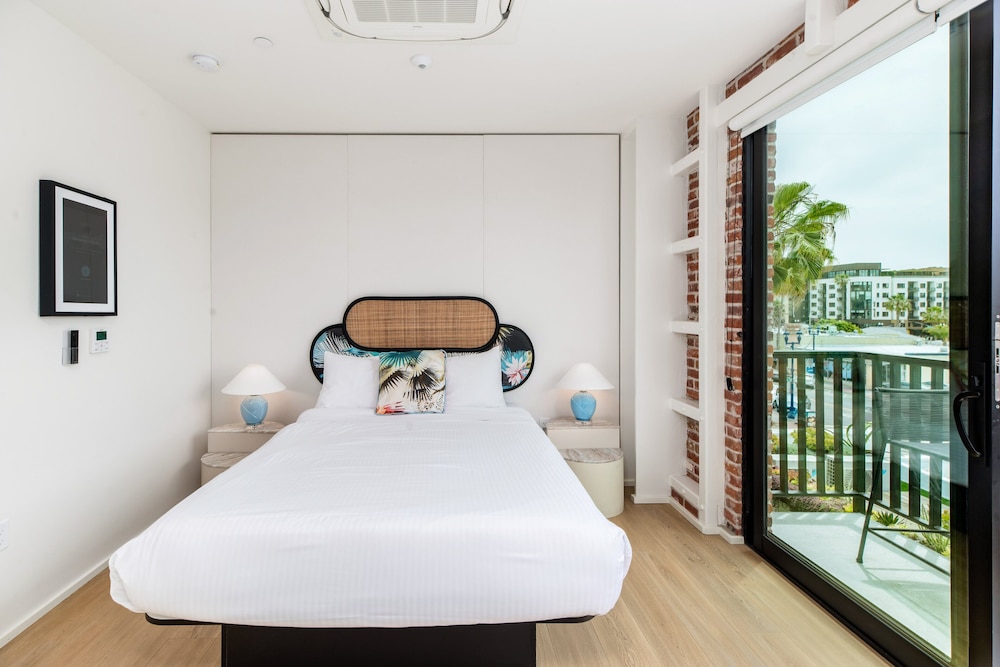 Room, 1 Queen Bed, Balcony, City View (Room 302) photo 2