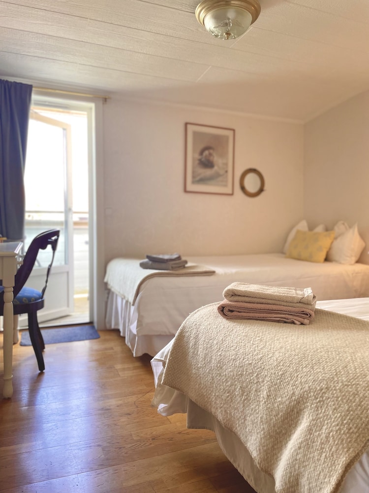 Basic Twin Room, 2 Twin Beds photo 1