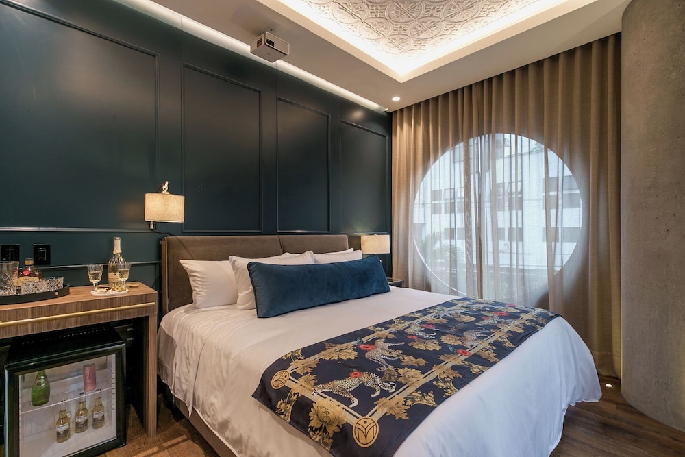 Corner King Suite photo 1