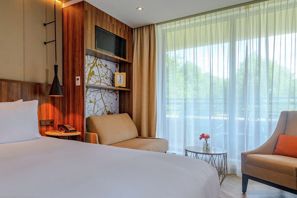 Deluxe Room, 1 King Bed with Sofa bed - Photo 4