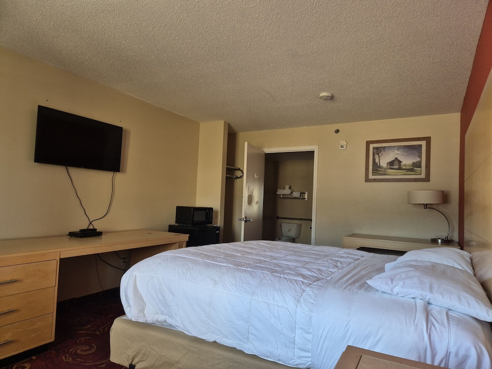 Standard Room, 1 King Bed, Accessible, Non Smoking - Photo 1