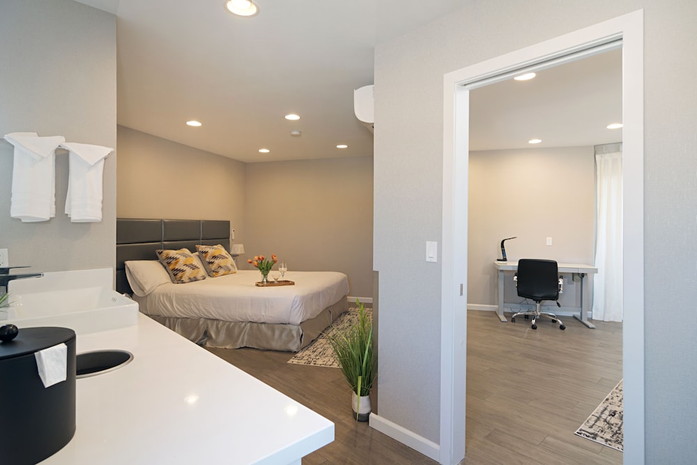 3STE 3rd Floor Suite 1 King 2 Queen Bedrooms Balcony