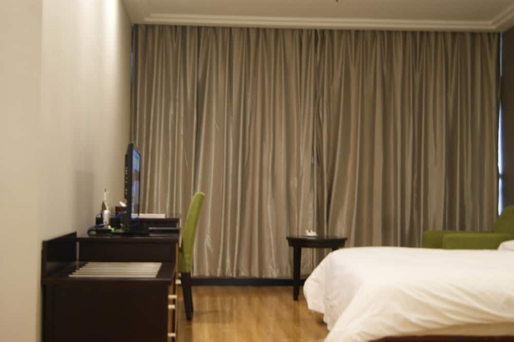Double Room (Extreme Sassy)
