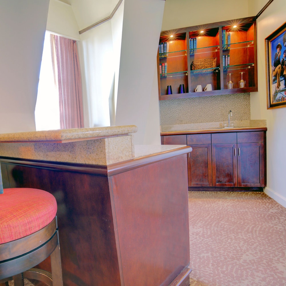 Suite, 1 King Bed, Refrigerator, City View (The Duke Suite) thumbnail 6