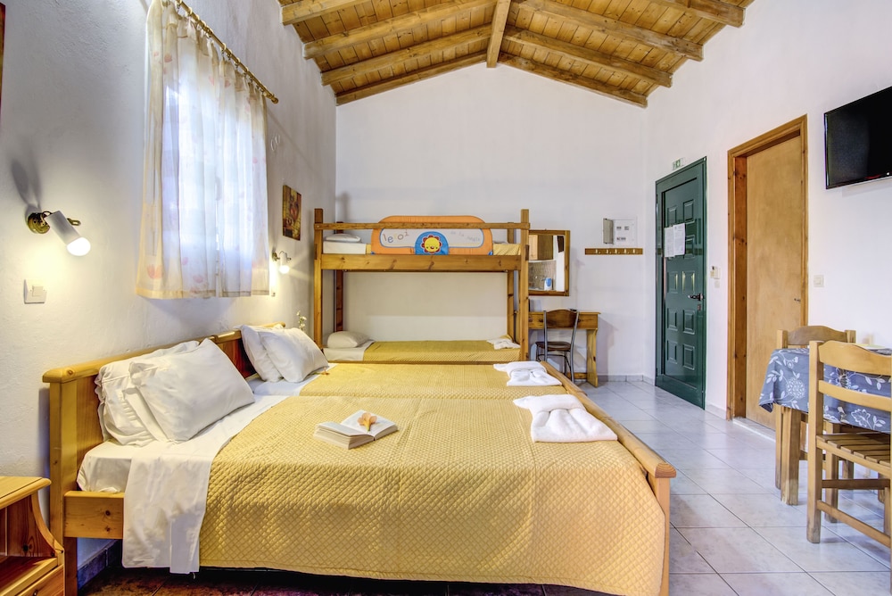 Family Room, 1 Bedroom, Pool View