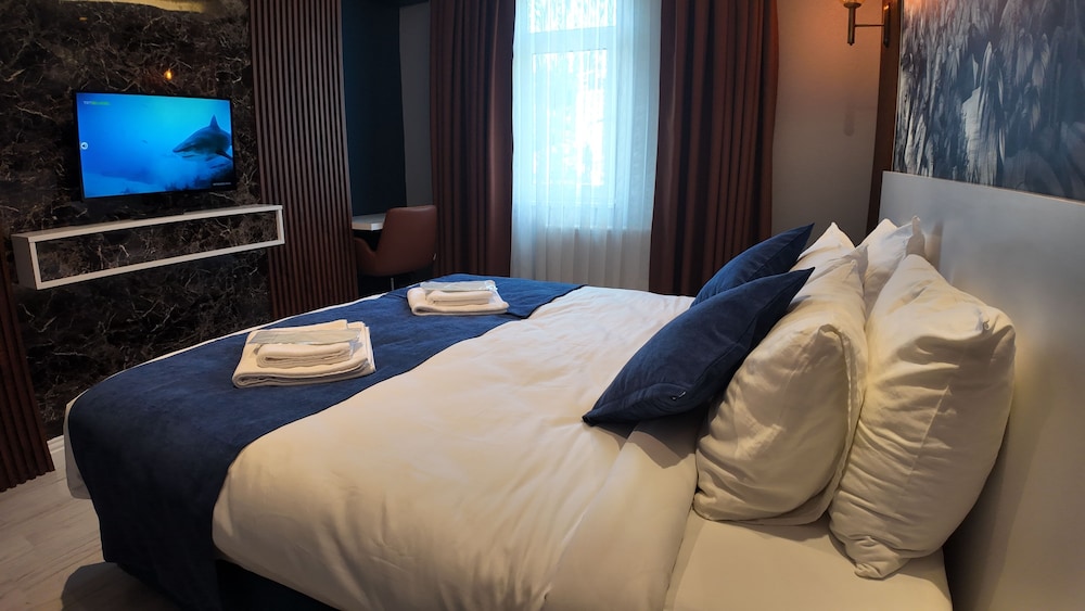 Junior Suite, 2 Bedrooms, Non Smoking, Housekeeping