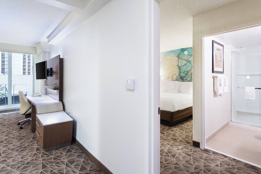Executive Suite, 1 Bedroom - Photo 9
