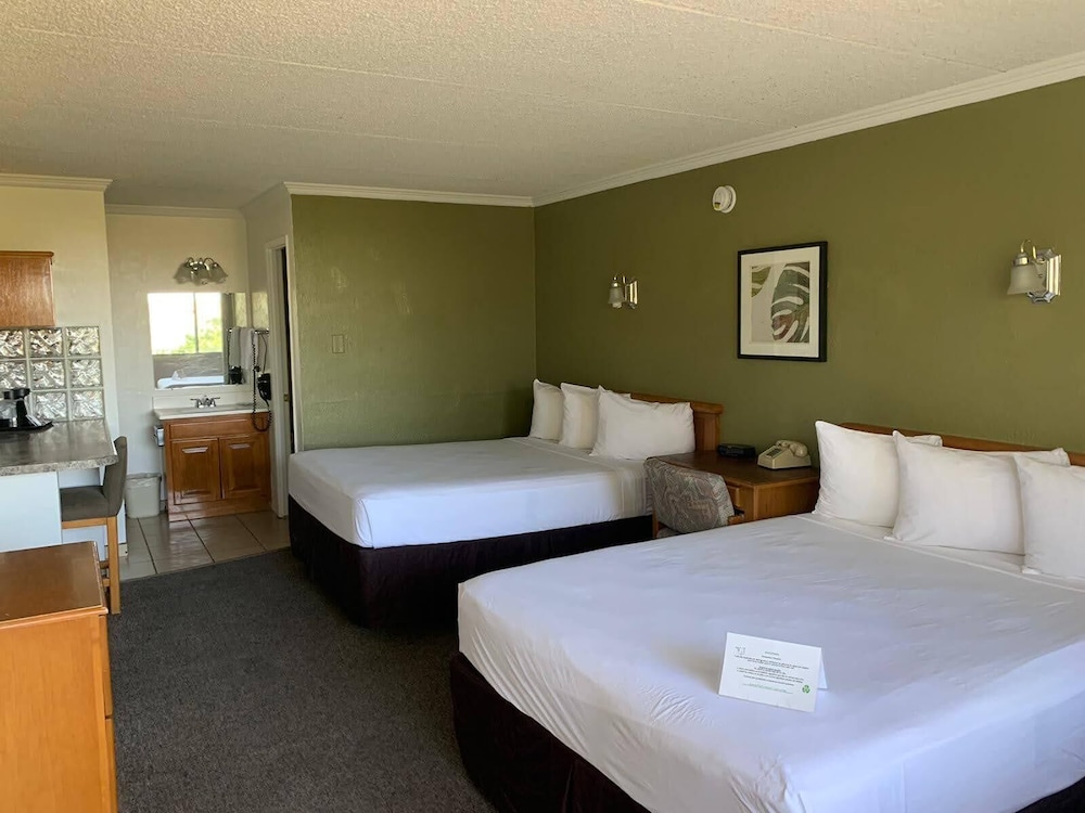 Standard Room, 2 Queen Beds, Non Smoking photo 3