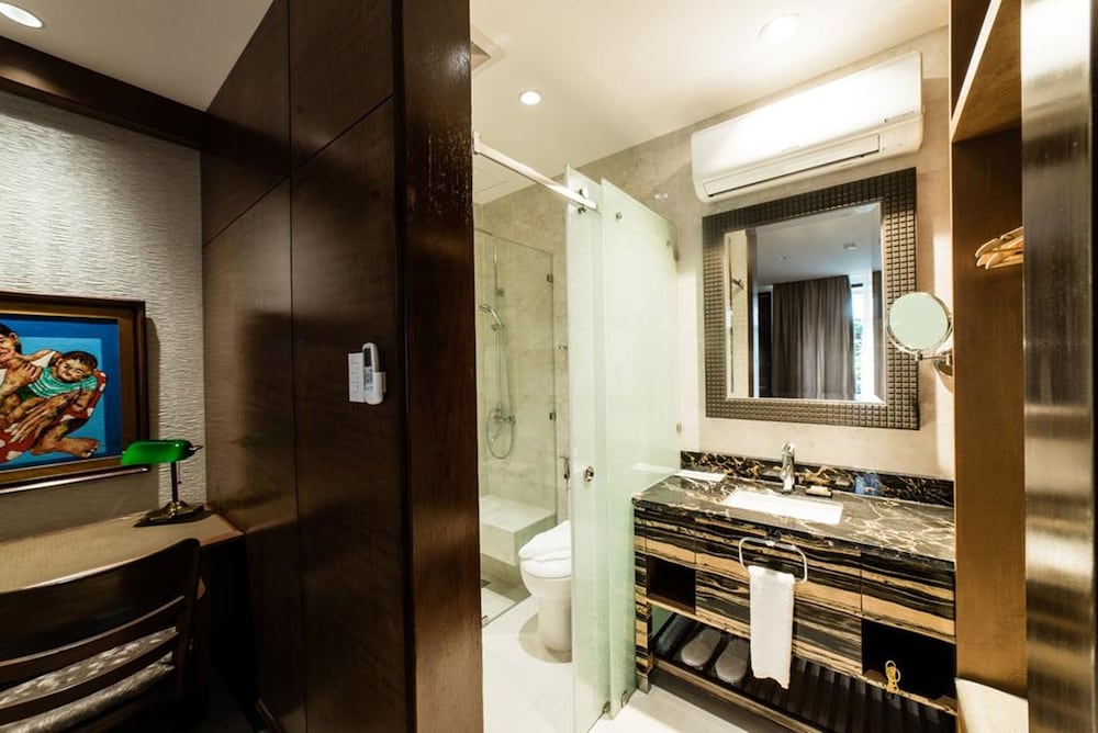 Deluxe King Room - Photo 10